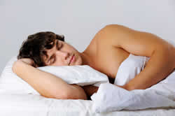 Dormire fa bene agli spermatozoi e all'uomo