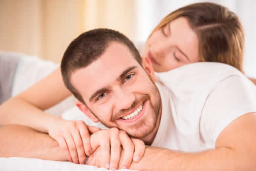 coppia felice a letto