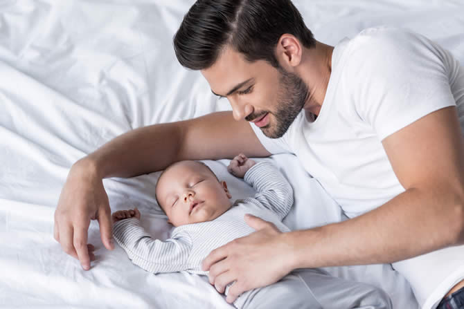 uomo con neonato ricerca fertilità